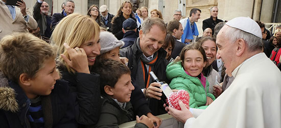Papa Francisco recibiendo vino Cónclave de Piccolo Banfi